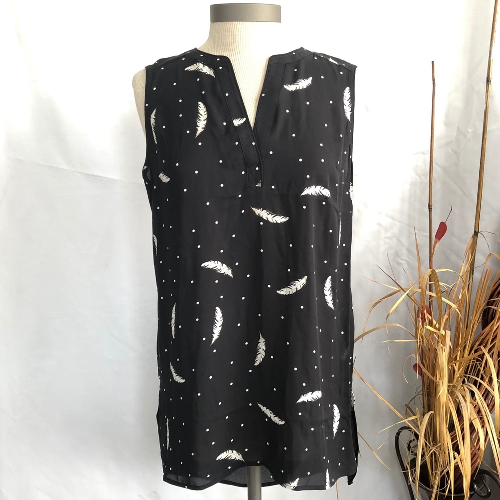 BOGO❗️White Feather V-neck Sleeveless Black Top